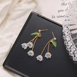 2021 Fashion Trend White Acrylic Flower Drop Earrings Female Acrylic Alloy Tassel Chain Pendant Earrings Korean Wedding Earrings daiiibabyyy