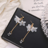 2021 Fashion Trend White Acrylic Flower Drop Earrings Female Acrylic Alloy Tassel Chain Pendant Earrings Korean Wedding Earrings daiiibabyyy